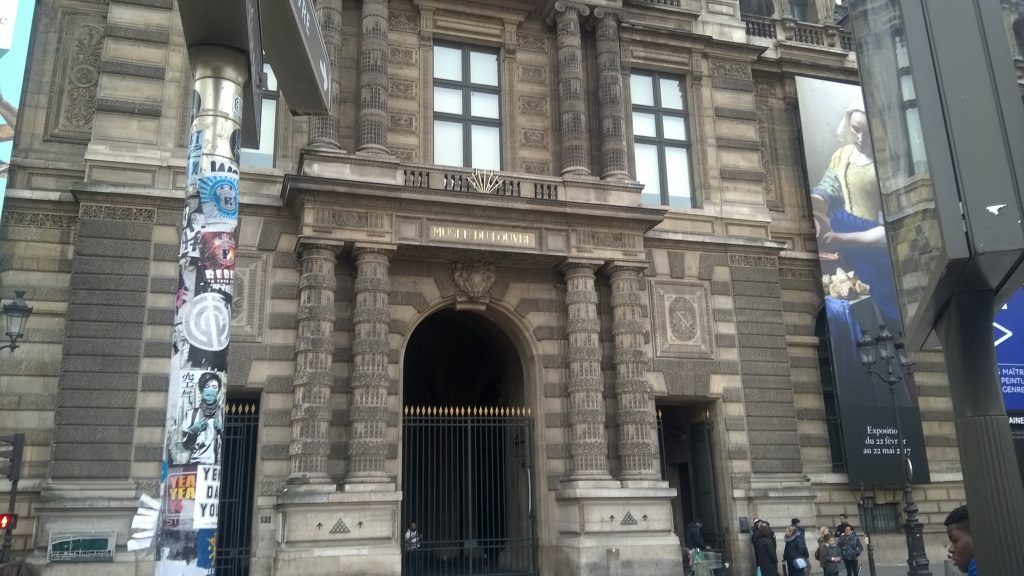 Frontal view of Musee du Lovre